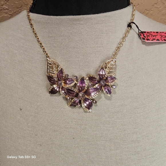 PURPLE FLORAL STATEMENT NECKLACE - Picture 3 of 3